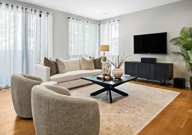 2nd image of 1203 W Superior St #1B, Chicago, IL 60642 | MLS# 12696970