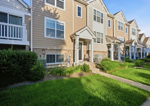 Photo 3 of Townhouse for sale at 176 Goldenrod Dr, Elgin, IL 60124 | MLS# 12696973 | Listing updated on 2026-09-16