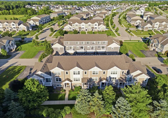Photo 4 of Townhouse for sale at 176 Goldenrod Dr, Elgin, IL 60124 | MLS# 12696973 | Listing updated on 2026-10-07