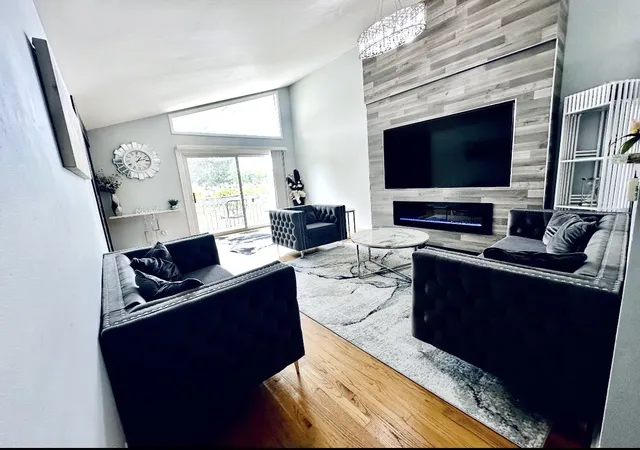 4th image of 1330 Todd Farm Dr, Elgin, IL 60123 | MLS# 12697021