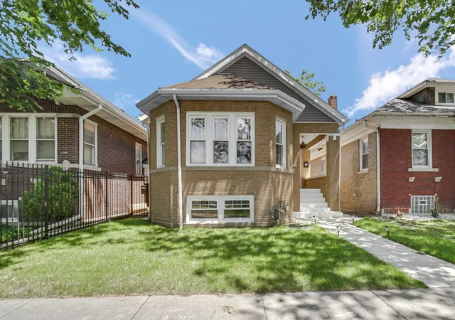 Homes for sale in Chicago, IL | 6341 N Campbell Ave, Chicago, IL 60659 | MLS# 12697043