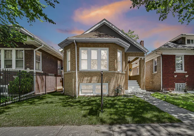Homes for sale in Chicago, IL | 6341 N Campbell Ave, Chicago, IL 60659 | MLS# 12697043