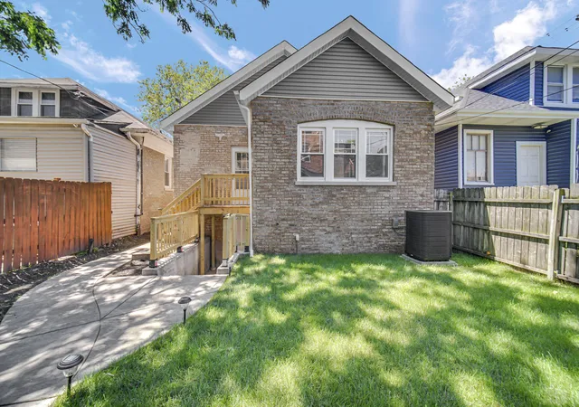 Homes for sale in Chicago, IL | 6341 N Campbell Ave, Chicago, IL 60659 | MLS# 12697043