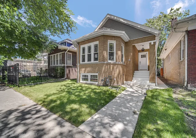 Homes for sale in Chicago, IL | 6341 N Campbell Ave, Chicago, IL 60659 | MLS# 12697043