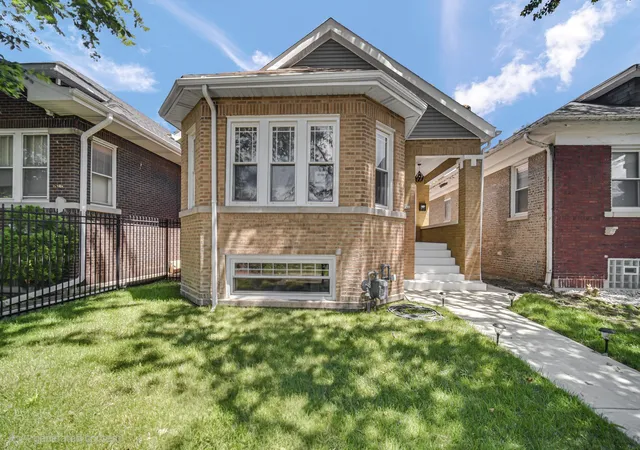 Homes for sale in Chicago, IL | 6341 N Campbell Ave, Chicago, IL 60659 | MLS# 12697043