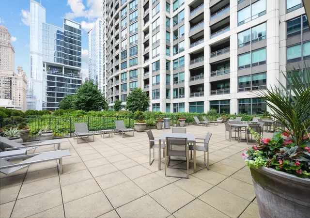 2nd image of 130 N Garland Ct, Chicago, IL 60602