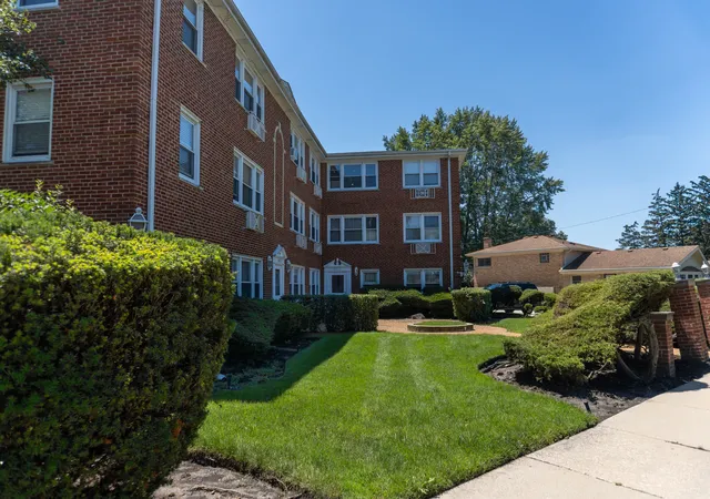 2nd image of 4853 Dobson St #304, Skokie, IL 60077 | MLS# 12697118