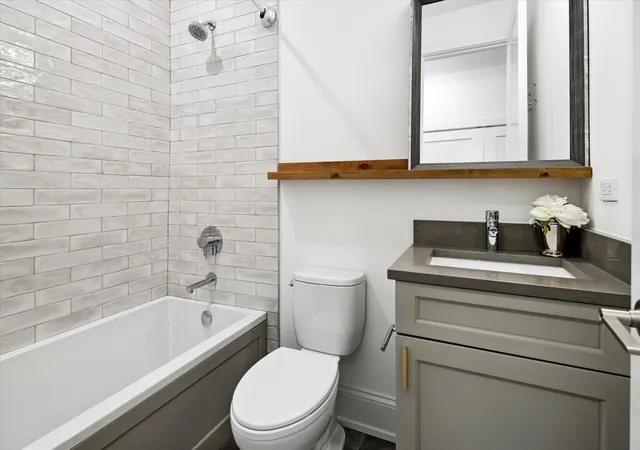 2nd image of 1529 N Hudson Ave, Chicago, IL 60610