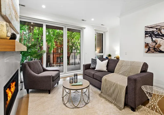 3rd image of 1529 N Hudson Ave, Chicago, IL 60610