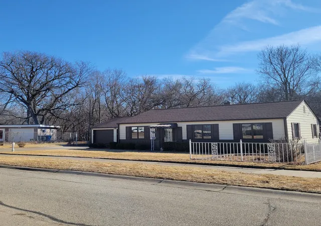 Homes for sale in Moline, IL | 3618 15Th Avenue Court, Moline, IL 61265 | MLS# 12697142