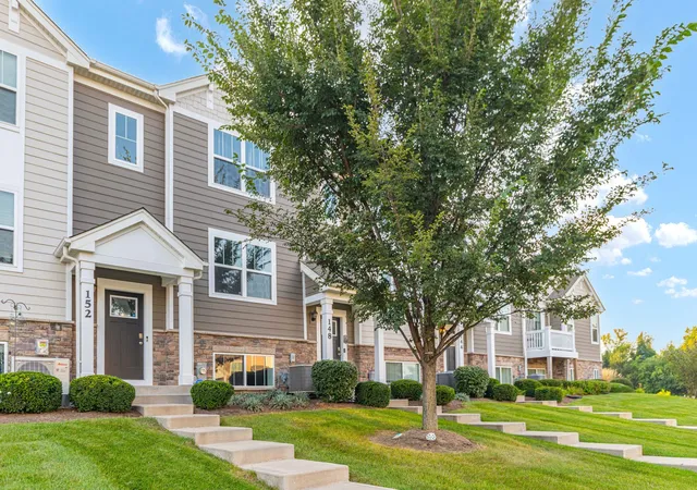 Photo 2 of Townhouse for sale at 152 Goldenrod Dr, Elgin, IL 60124 | MLS# 12697166 | Listing updated on 2026-10-06