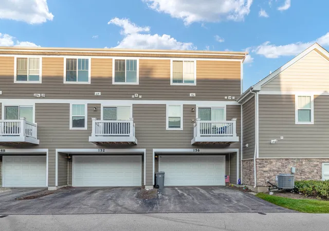 Photo 3 of Townhouse for sale at 152 Goldenrod Dr, Elgin, IL 60124 | MLS# 12697166 | Listing updated on 2026-10-06