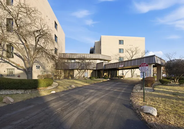 Listing Photo 1 - Condo for sale in building located at 5840 W 104Th St, Oak Lawn, IL 60453 - Unit #115