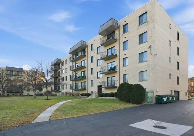 Listing Photo 2 - Condo for sale in building located at 5840 W 104Th St, Oak Lawn, IL 60453 - Unit #115