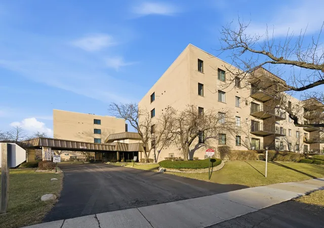 Listing Photo 3 - Condo for sale in building located at 5840 W 104Th St, Oak Lawn, IL 60453 - Unit #115
