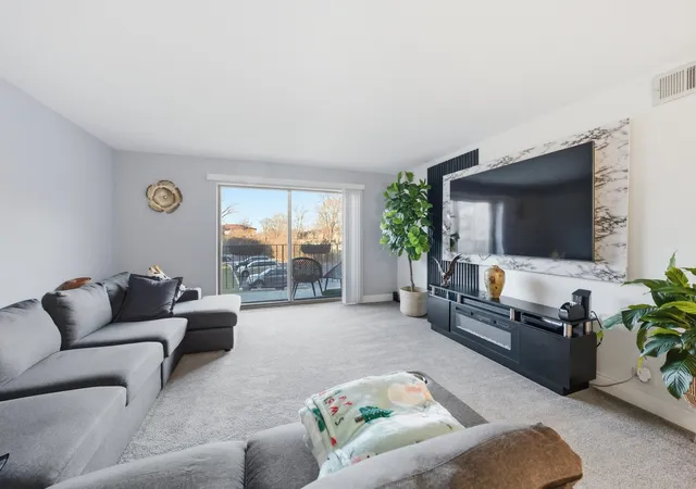 Listing Photo 4 - Condo for sale in building located at 5840 W 104Th St, Oak Lawn, IL 60453 - Unit #115