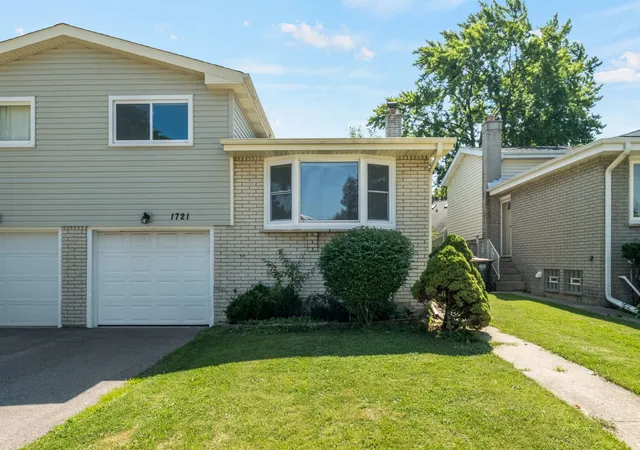 Homes for sale in Arlington Heights, IL | 1721 N Wilshire Dr, Arlington Heights, IL 60004 | MLS# 12697233