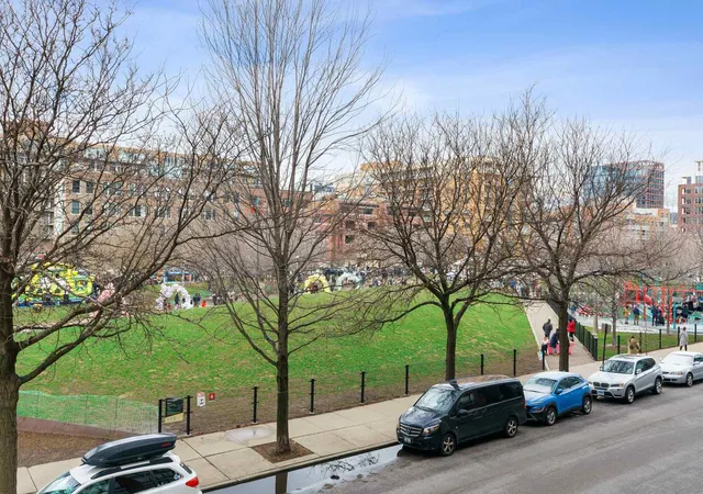 Homes for sale in Chicago, IL | 850 W Adams Street, Chicago, IL 60607 | Houzeo