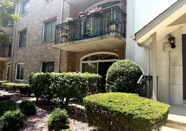 Listing Photo 4 - Condo for sale in building located at 9424 S 77Th Ct, Hickory Hills, IL 60457 - Unit #1C