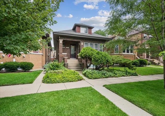 Homes for sale in Chicago, IL | 5725 N Sacramento Ave N, Chicago, IL 60659 | MLS# 12697350