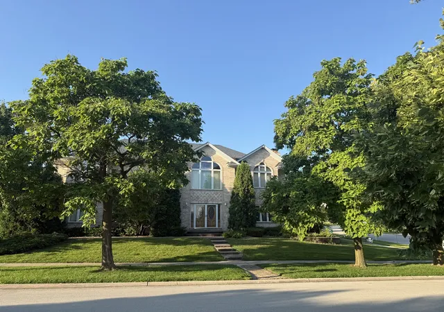 Homes for sale in Lemont, IL | 1004 Saddle Ln, Lemont, IL 60439 | MLS# 12697360