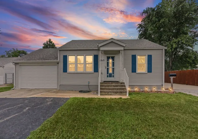 Homes for sale in Centralia, IL | 1215 S Lincoln Blvd, Centralia, IL 62801 | MLS# 12697370