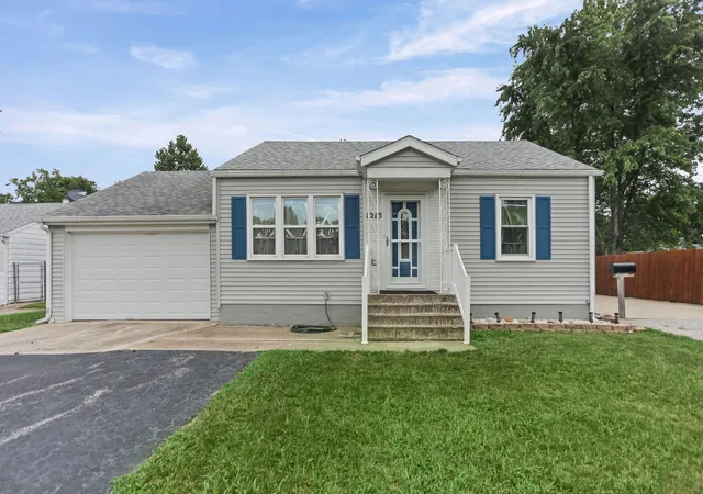 Homes for sale in Centralia, IL | 1215 S Lincoln Blvd, Centralia, IL 62801 | MLS# 12697370
