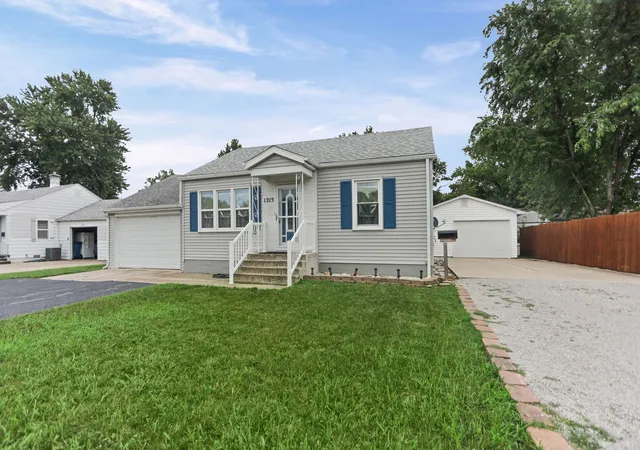 Homes for sale in Centralia, IL | 1215 S Lincoln Blvd, Centralia, IL 62801 | MLS# 12697370