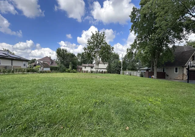 Homes for sale in Burr Ridge, IL | 7240 Giddings Ave, Burr Ridge, IL 60527 | MLS# 12697387