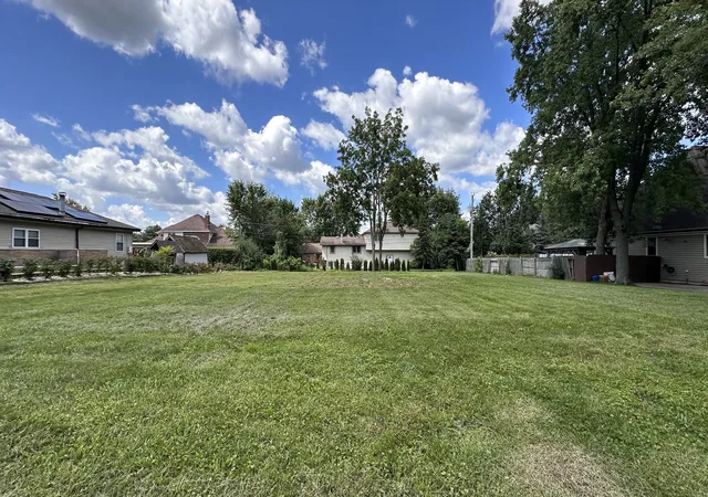 Homes for sale in Burr Ridge, IL | 7240 Giddings Ave, Burr Ridge, IL 60527 | MLS# 12697387
