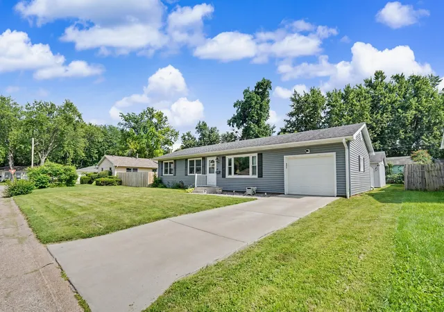Homes for sale in East Moline, IL | 430 27th Ave, East Moline, IL 61244 | MLS# 12697396