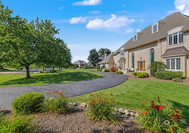 Photo 3 of Single family home for sale at 7 Paddock, Lemont, IL 60439 | MLS# 12697452 | Listing updated on 2026-09-24