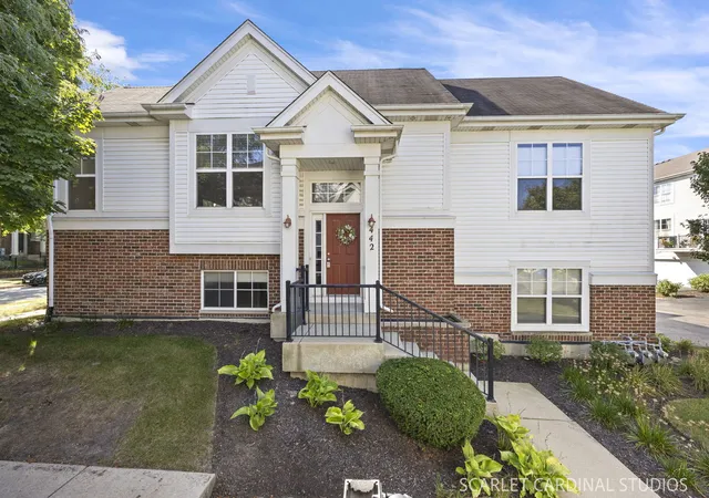 Photo 2 of Townhouse for sale at 442 Plaza Pl, Aurora, IL 60504 | MLS# 12697491 | Listing updated on 2026-09-16
