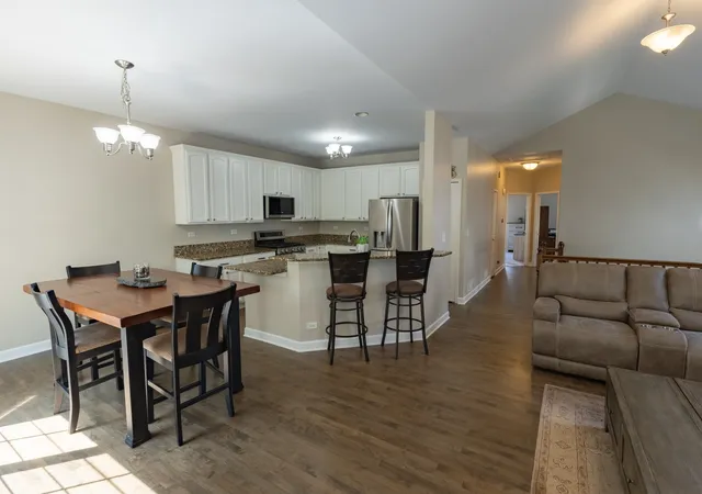 5th image of 442 Plaza Pl, Aurora, IL 60504 | MLS# 12697491
