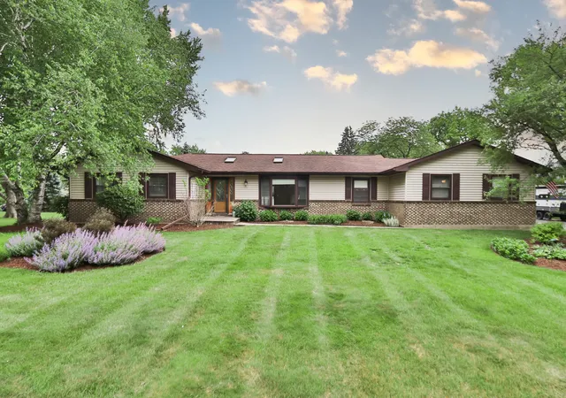 Homes for sale in Crystal Lake, IL | 5019 Burman Dr, Crystal Lake, IL 60014 | MLS# 12697509