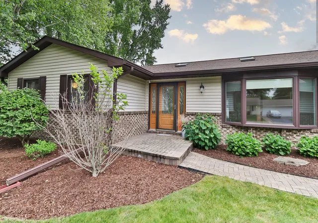 Homes for sale in Crystal Lake, IL | 5019 Burman Dr, Crystal Lake, IL 60014 | MLS# 12697509
