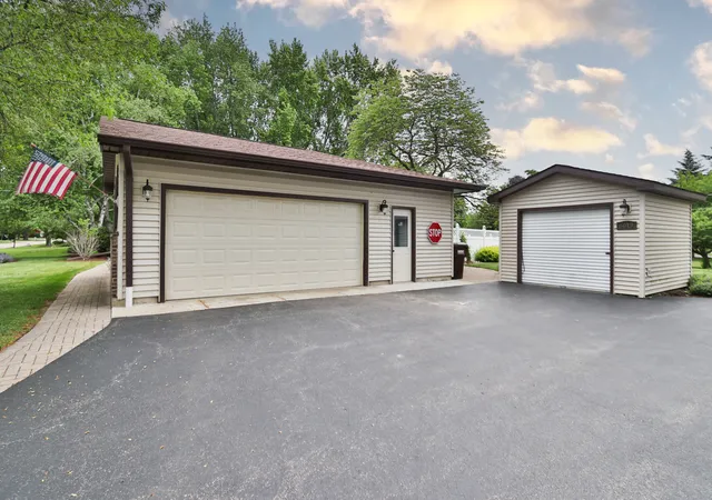 Homes for sale in Crystal Lake, IL | 5019 Burman Dr, Crystal Lake, IL 60014 | MLS# 12697509