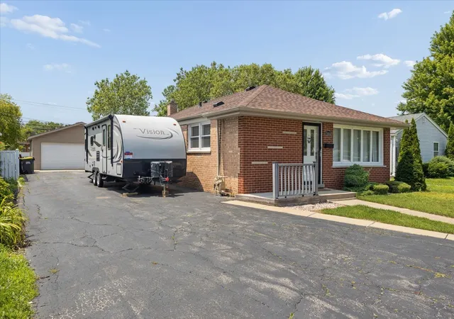Homes for sale in Chicago Ridge, IL | 11004 Menard Ave, Chicago Ridge, IL 60415 | MLS# 12697512