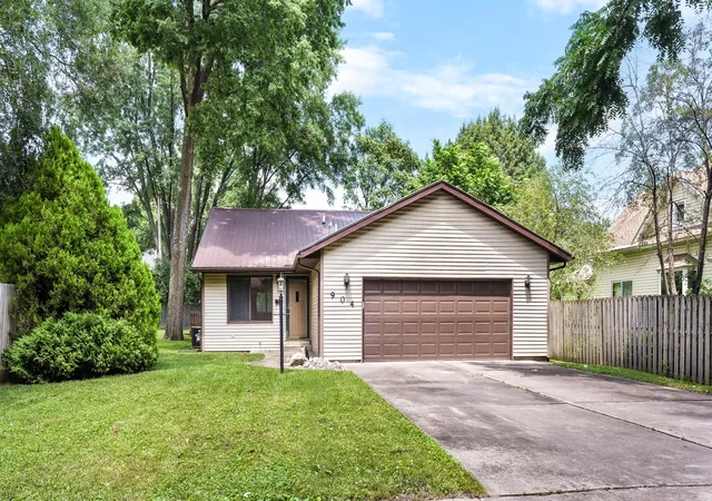 Photo 2 of Single family home for sale at 904 E California Ave, Urbana, IL 61801 | MLS# 12697516 | Listing updated on 2026-10-23