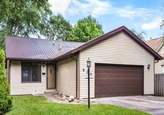 2nd image of 904 E California Ave, Urbana, IL 61801 | MLS# 12697516