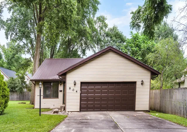Photo 3 of Single family home for sale at 904 E California Ave, Urbana, IL 61801 | MLS# 12697516 | Listing updated on 2026-10-23