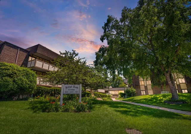 2nd image of 435 Cavalier Ct, West Dundee, IL 60118