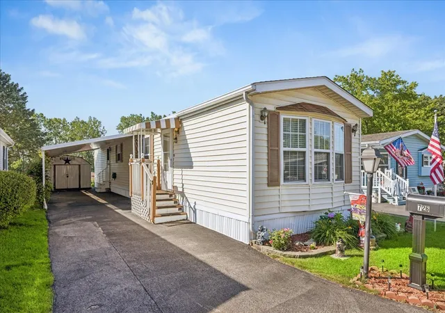 Homes for sale in Crystal Lake, IL | 726 Hillcrest Ln, Crystal Lake, IL 60014 | MLS# 12697635
