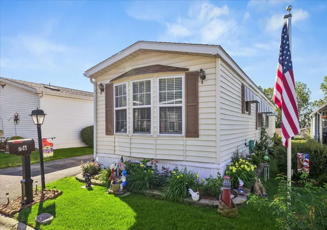 Homes for sale in Crystal Lake, IL | 726 Hillcrest Ln, Crystal Lake, IL 60014 | MLS# 12697635