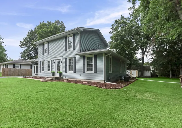 Photo 3 of Sale Pending at 27 Bel Air Dr, Centralia, IL 62801 | MLS# 12697646 | Listing updated on 2026-09-17