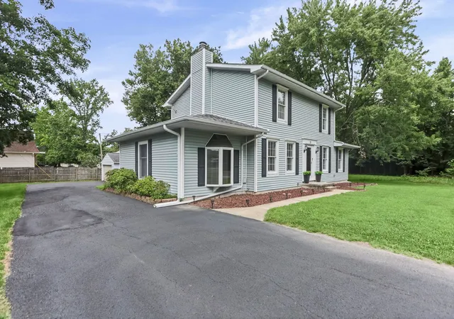 Homes for sale in Centralia, IL | 27 Bel Air Dr, Centralia, IL 62801 | MLS# 12697646