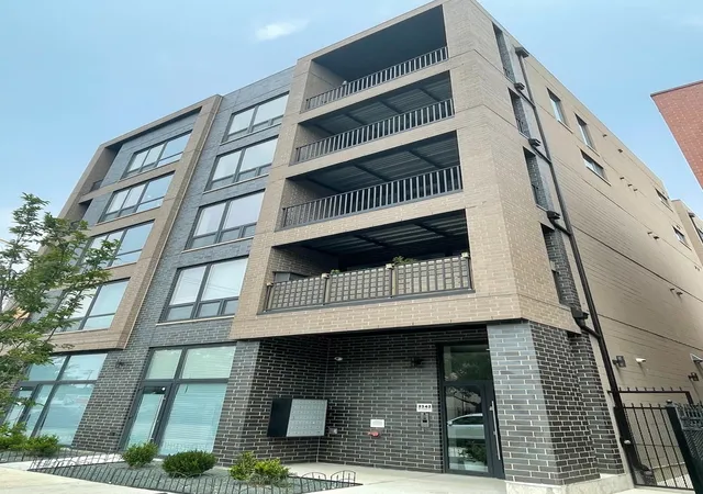 Homes for sale in Chicago, IL | 2342 W Adams St #402, Chicago, IL 60612 | MLS# 12697651