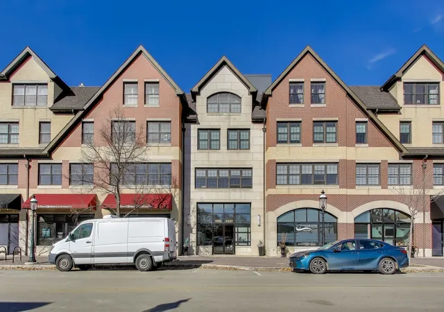2nd image of 10 E Burlington St #2B, Riverside, IL 60546 | MLS# 12697676