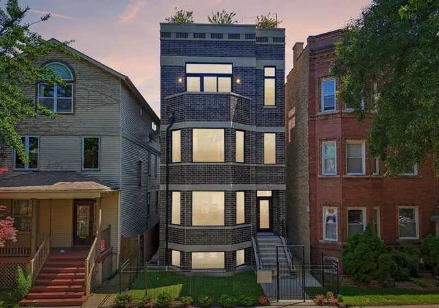 Homes for sale in Chicago, IL | 1845 W Waveland Avenue, Chicago, IL 60613 | Houzeo