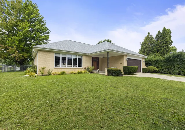 2nd image of 730 Castlewood Ln, Deerfield, IL 60015 | MLS# 12697716